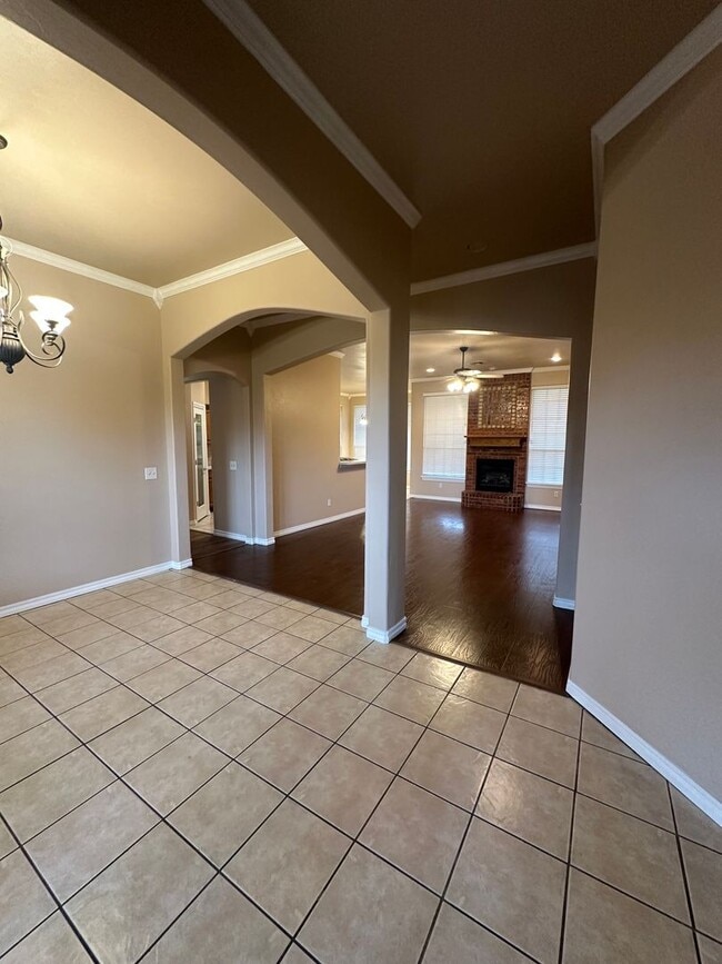 Building Photo - 2504 Thomas Dr