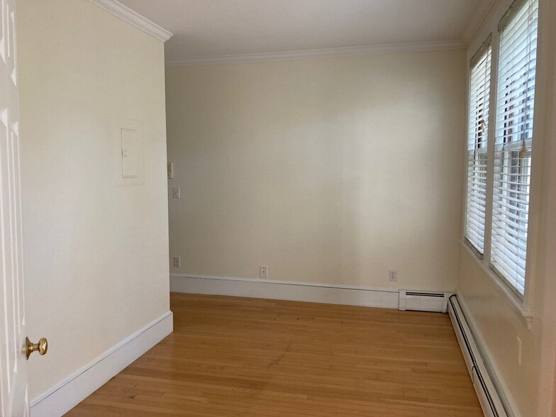 Building Photo - 325 Spring St