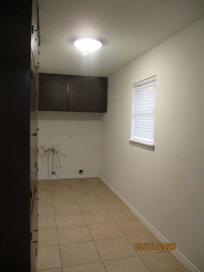 Building Photo - 212 Hallbrook Dr