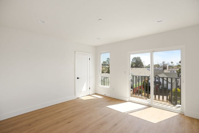 Building Photo - BRAND NEW TOWNHOUSE! One Month Free!