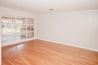 Building Photo - UPDATED 3 bed 1.5 bath!