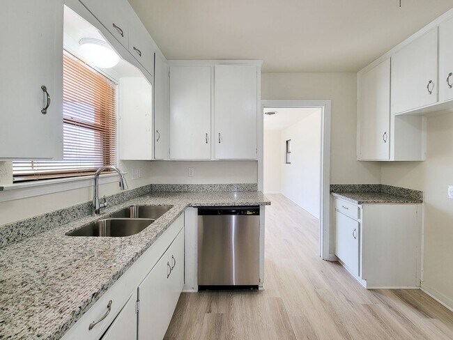 Building Photo - BEAUTIFUL REMODELED 4 BEDROOM 2 BATH HOME IN LAKE JACKSON, TEXAS