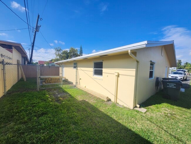 Building Photo - 511 NW 60th Way