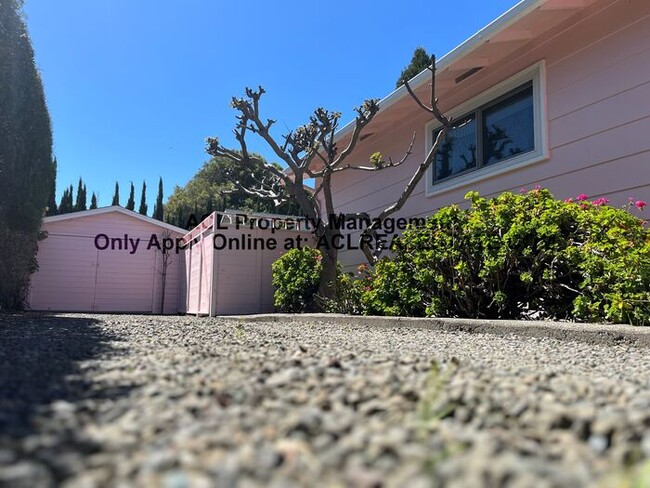 Building Photo - Spacious, quiet, one story Castro Valley Home