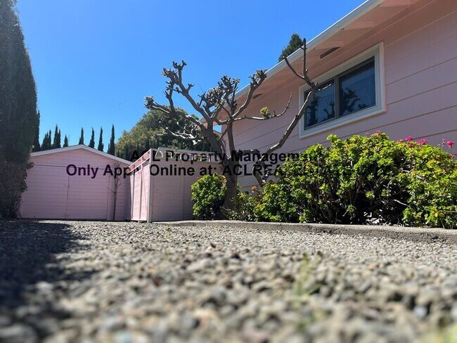 Building Photo - **WE DO NOT ADVERTISE ON CRAIGSLIST OR FACEBOOK MARKETPLACE**