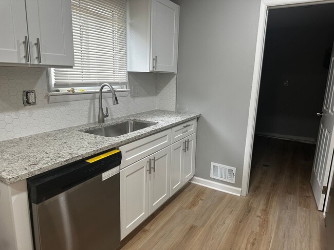 Building Photo - 3 Bedroom Home In Harper Woods