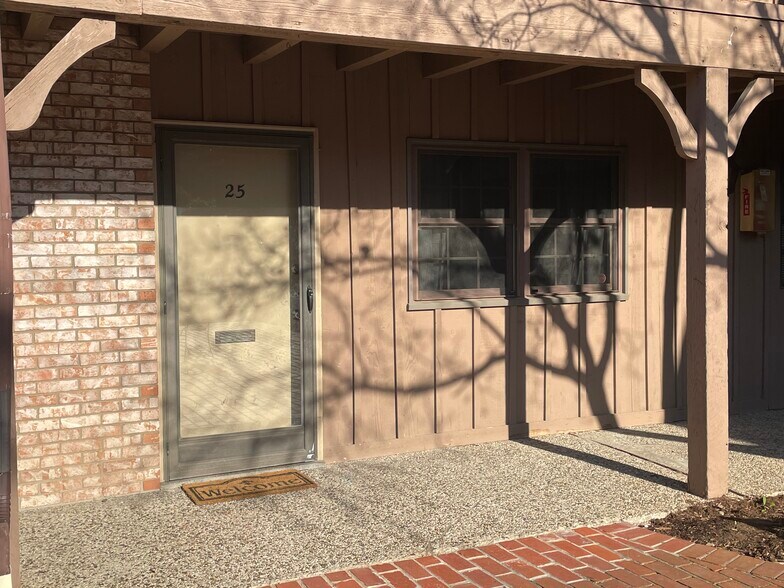 Building Photo - 221 N Clifton Ave