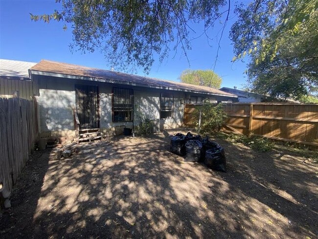 Building Photo - 2/1 Townhouse with covered parking