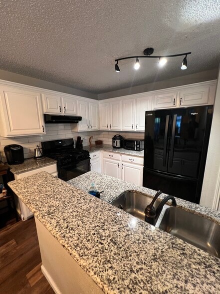 Building Photo - 807 Kavanagh Dr