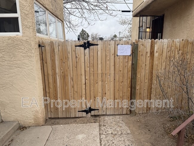 Building Photo - 116 Maple St SE