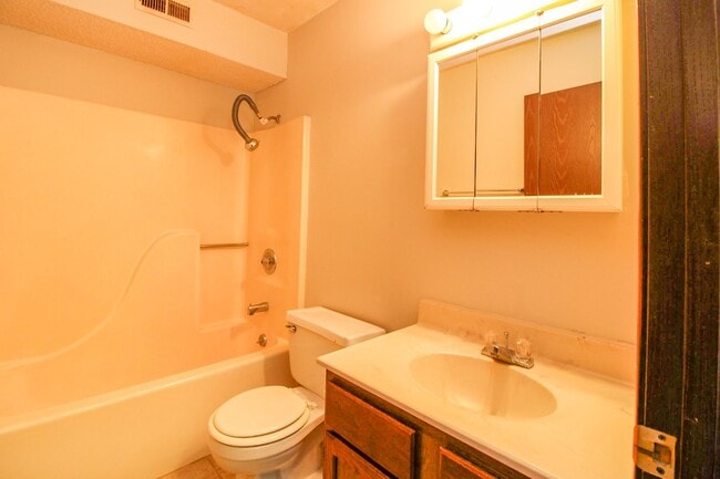 Building Photo - Condo available for rent!