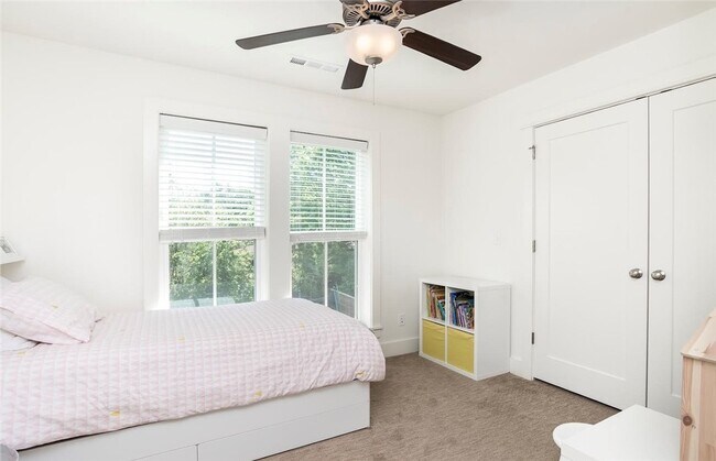 Building Photo - 306 NW H St