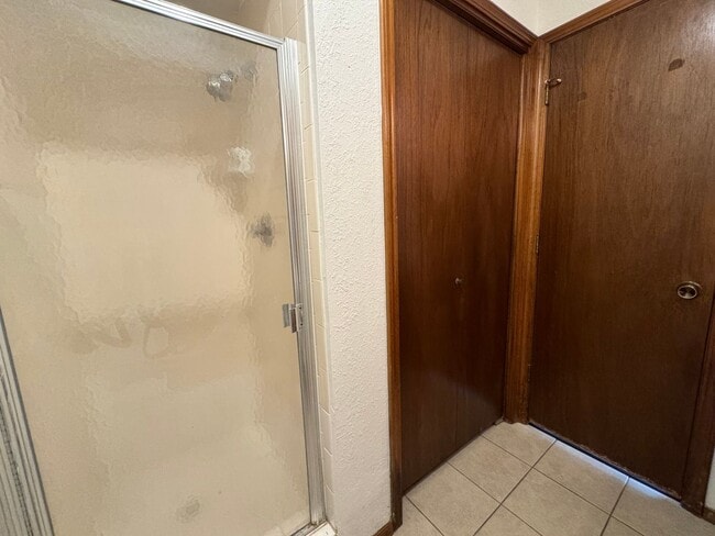 Building Photo - 3 bedroom 2 full bathroom Duplex home in B...