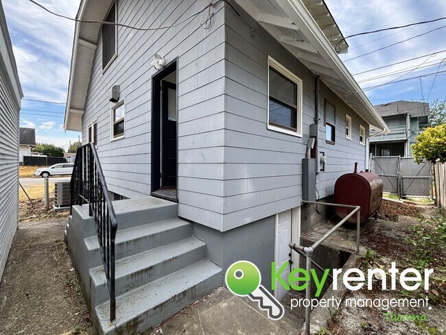 Building Photo - Character and Comfort in Tacoma, Spacious ...