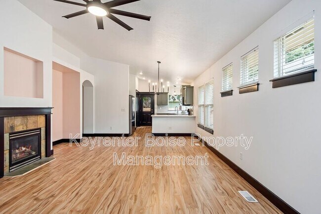 Building Photo - 8333 N Duncan Ln