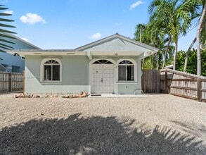 Building Photo - 6 SE Marlin Ave