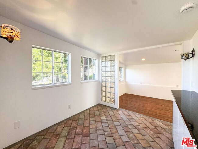 Building Photo - 3050 Knob Dr