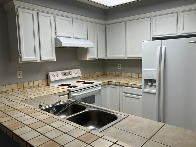 Building Photo - South Aurora Townhome in Pheasant Run