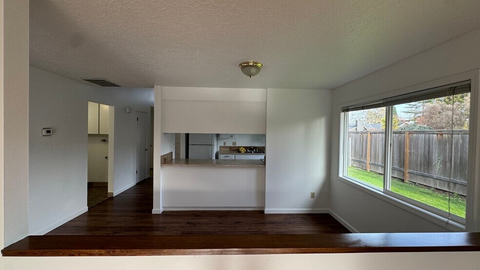 Living Room View to Dining Room/Kitchen & Front Entrance - 5334 SE Pueblo St