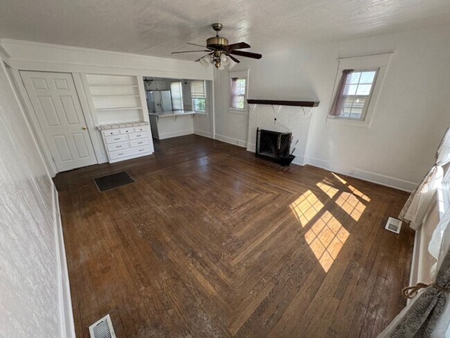 Primary Photo - 3 Bedroom, 1 Bathroom Home - Located near ...