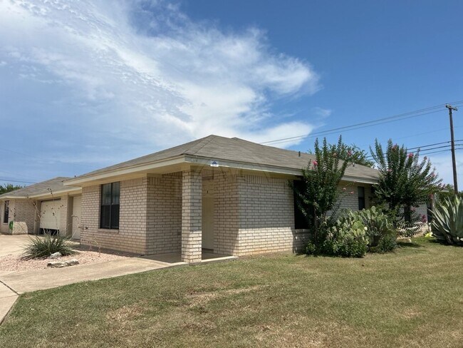 Building Photo - 914 McDaniel Cir
