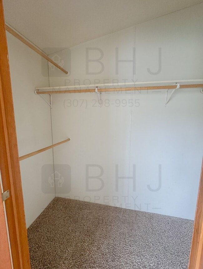 Building Photo - Dog Friendly, 3 Bed/ 2 Bath SFH