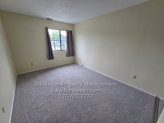 Building Photo - Spacious 4bd/2.5ba in "M" section of Rohnert Park