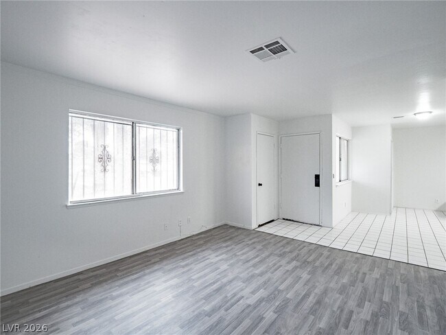 Building Photo - 825 Hedge Way