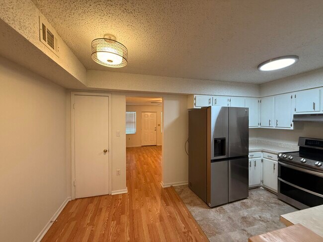 Building Photo - 537 Schneider Dr