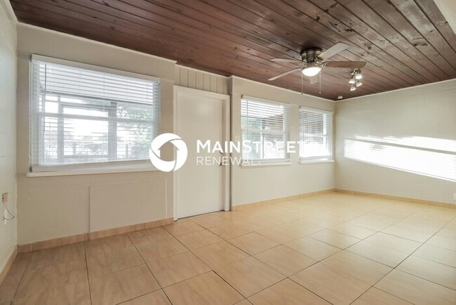 Building Photo - 4 Bedroom Pet-Friendly Home in Orlando, FL with Main Street Renewal