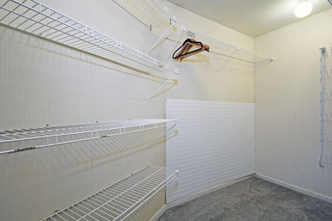 Building Photo - Beautiful 2-Bed 1-Bath Condo in Bloomington - Available Now!