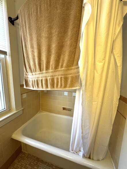 Building Photo - 184 Ash St