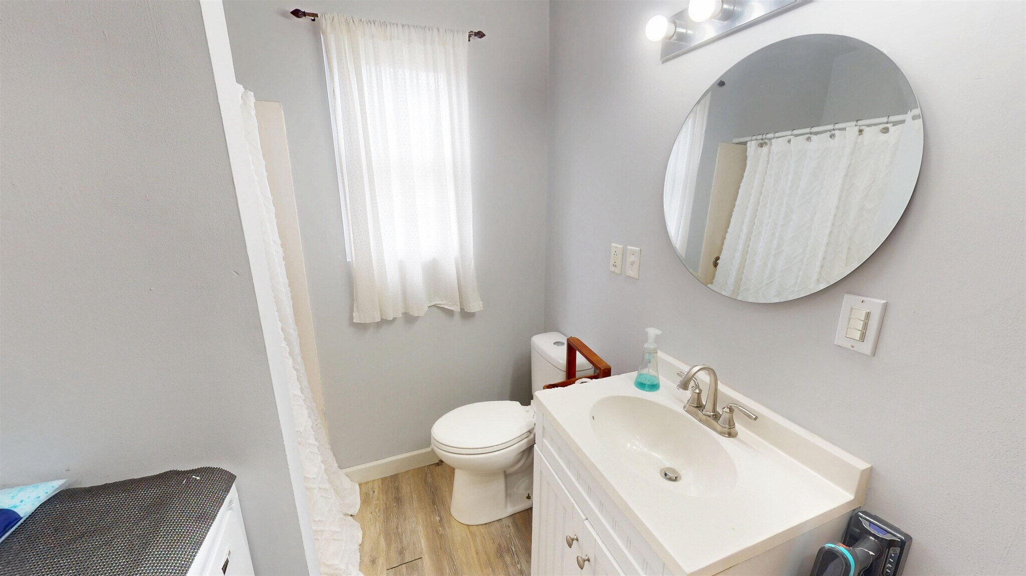 Building Photo - 2554 1st Ave