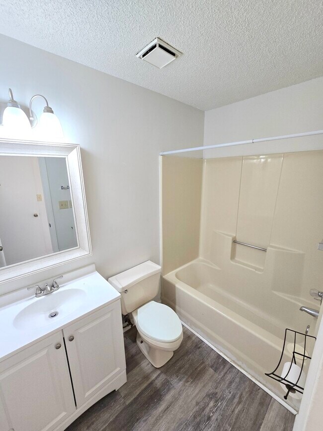 Building Photo - Awesome 3 Bed / 2 Bath Townhome with Open ...