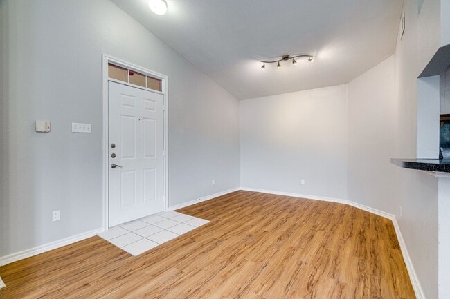 Building Photo - 1 Bedroom, 1 Bath Available Now!