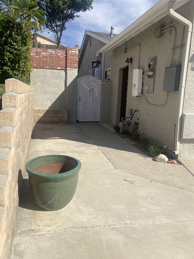 Outdoor seating area / Patio - 13732 Mindora Ave