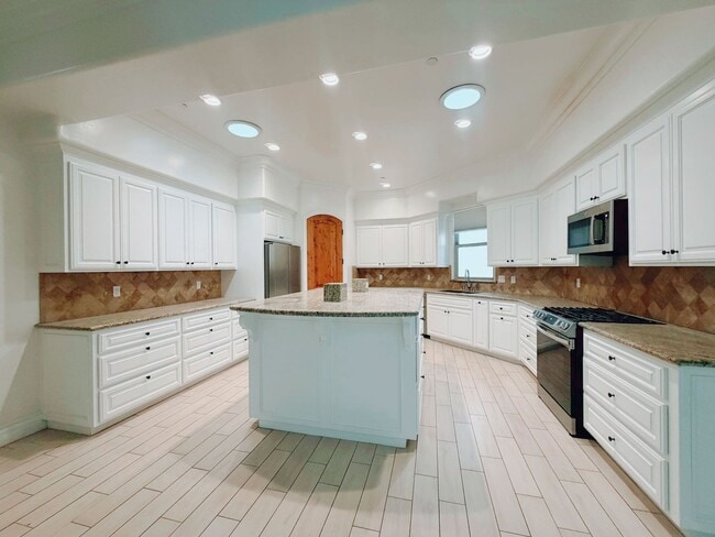 Building Photo - Spacious 6 Bed in Carlsbad with Ocean Views and Roof Top deck, 1 mile to the Beach!!