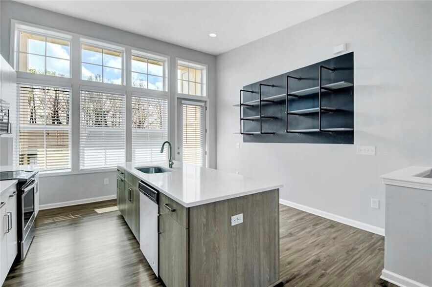 Building Photo - 900 Brees Ct