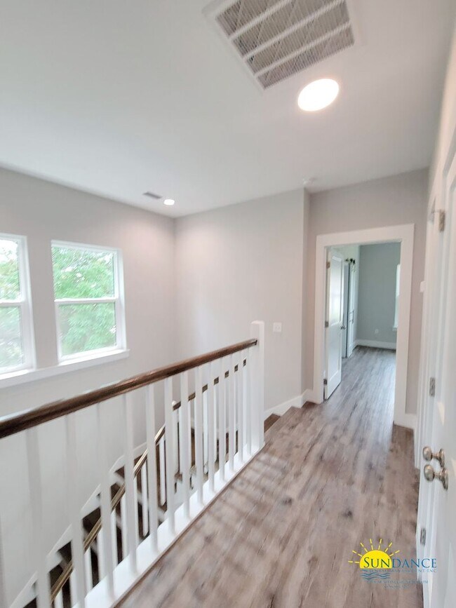 Building Photo - Stunning 3 Bedroom Home in SRB!