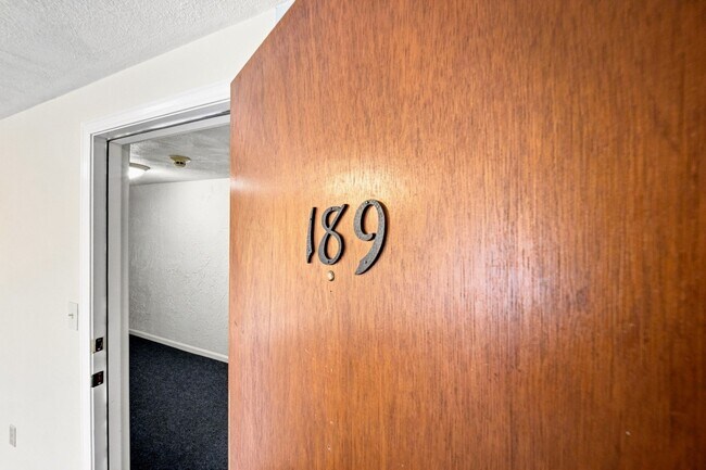 Building Photo - 20 Kenmar Dr