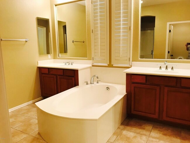 Building Photo - 1150 W Silver Creek Rd