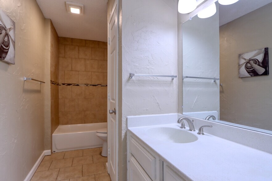 Building Photo - 711 Harbour Town Dr
