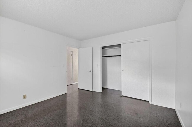 Building Photo - 1406 Barton Rd