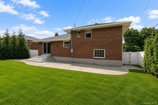 Building Photo - 38 Birchwood Park Dr
