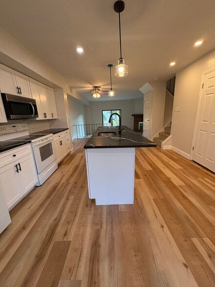 Building Photo - 1017 Beechwood Pl