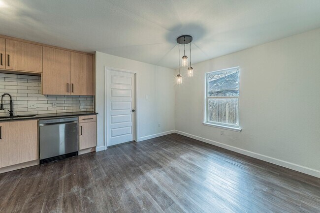 Building Photo - Sable Ln Duplex