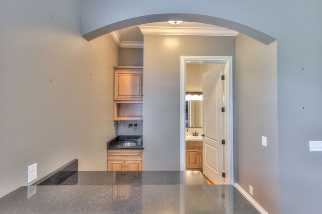 Building Photo - Stunning Executive Townhome in the Heart o...