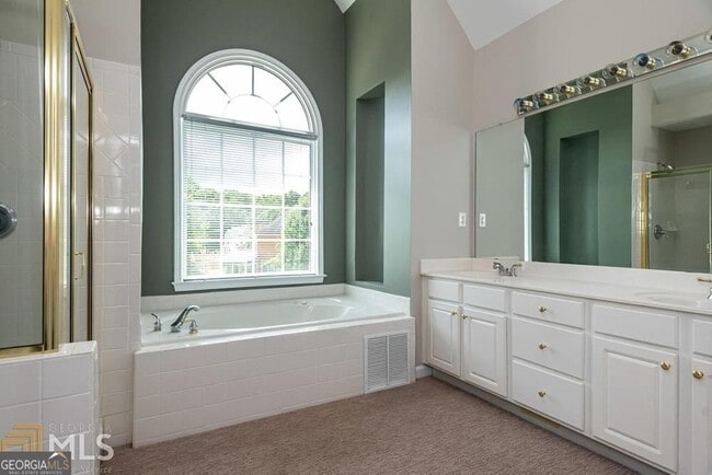 Building Photo - 225 Heritage Lake Dr