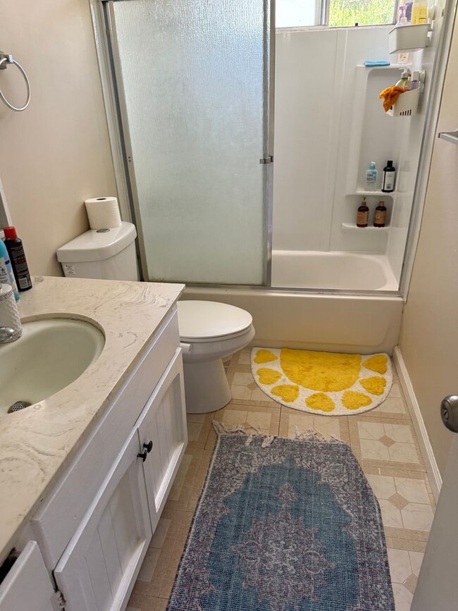 Building Photo - 5 bed 2 bath on New Mills!
