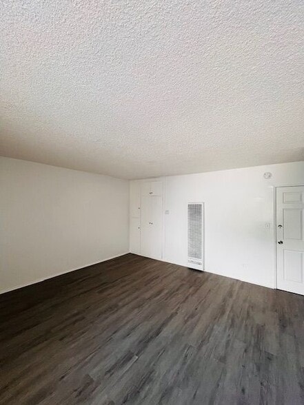 Building Photo - 1260 Beachwood Dr